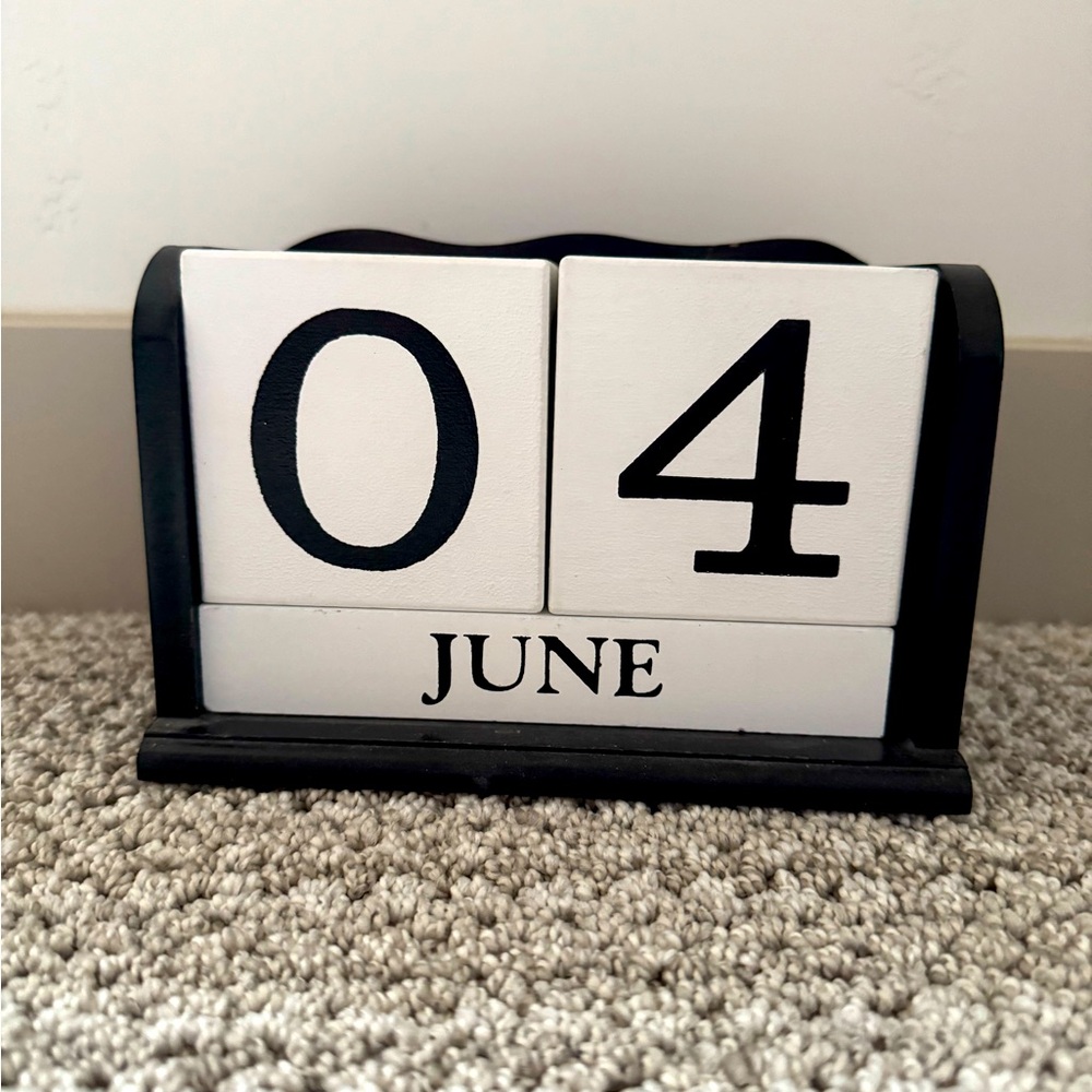 Black and White Wood Block Desk Calendar
